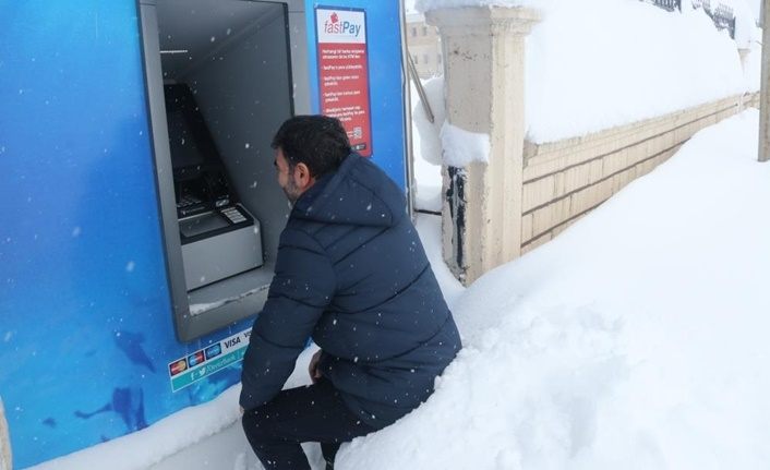 Bitlis kara gömüldü! Kar üstünde oturarak ATM'den para çekiyorlar