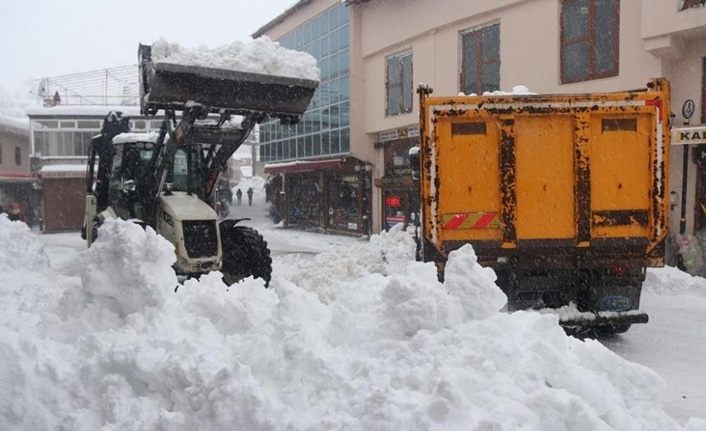 Bitlis'te günde 200 kamyon kar şehir dışına taşınıyor