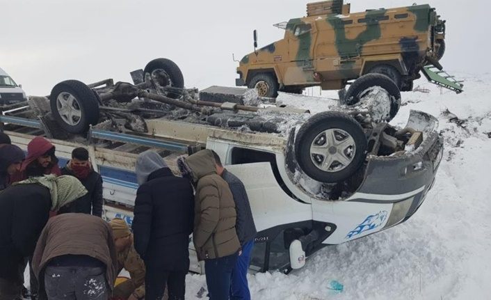 Bitlis'te kamyonet şarampole yuvarlandı: 3 yaralı