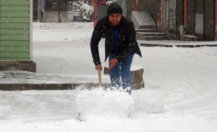 Bitlis'te kar yağışı! Vatandaşların zor anları
