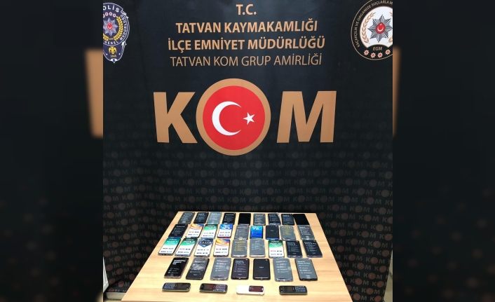 Bitlis’te 38 adet gümrük kaçağı cep telefonu ele geçirildi