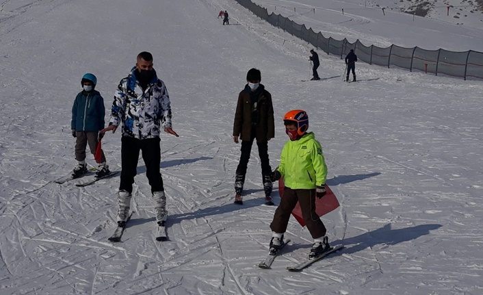 Çaldıran Belediyesi geleceğin milli kayakçılarını yetiştiriyor