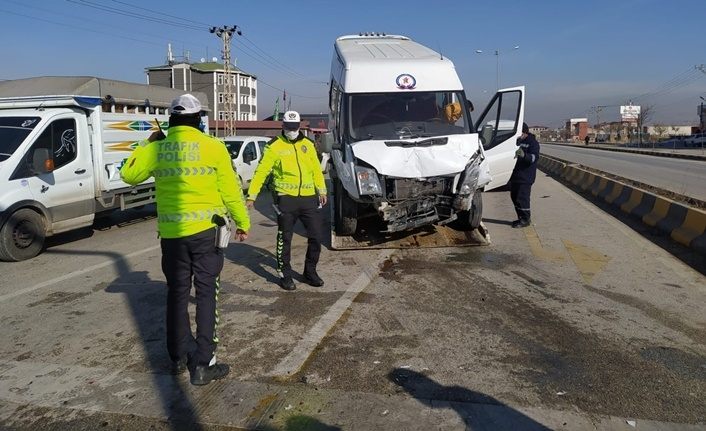 Edremit'te minibüsler çarpıştı: 11 yaralı
