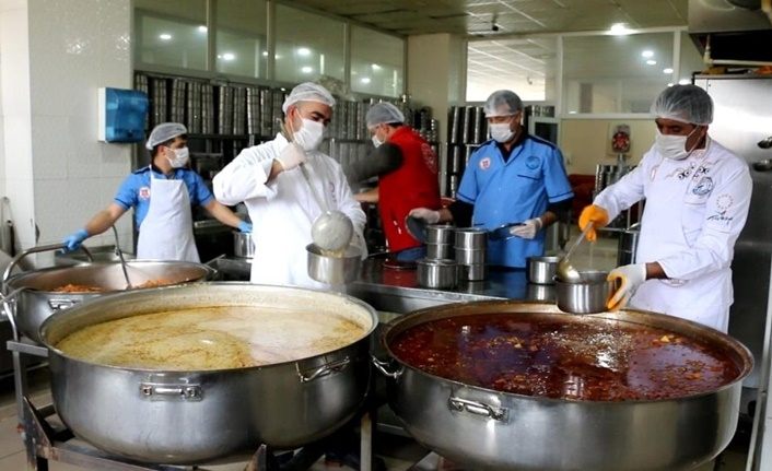 Erciş'te günlük bin kişilik 3 çeşit sıcak yemek