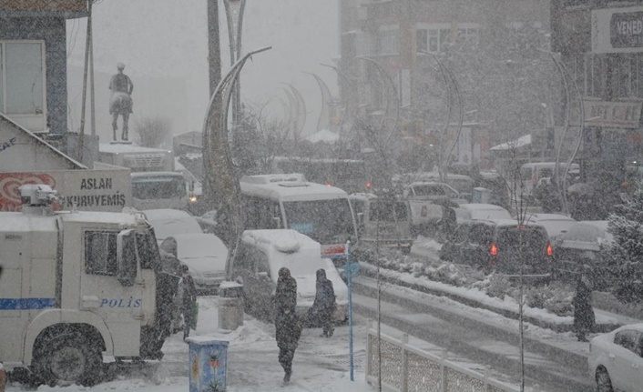 Hakkari'de yoğun kar yağışı! Yüzlerce yol ulaşıma kapandı