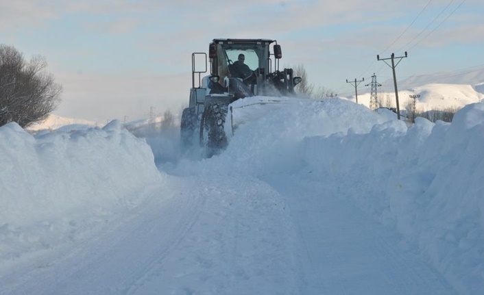 Hakkari'den kardan dolayı kapanan yollar açılıyor