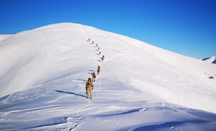 Jandarma'nın Aslanları PKK'lı avında! Operasyondan özel kareler