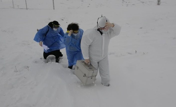 Sağlık çalışanları karlı dağları aşıp köylülere korona aşısı yaptılar