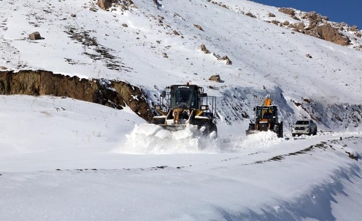 Van Büyükşehir Belediyesi'nden karla mücadele çalışması