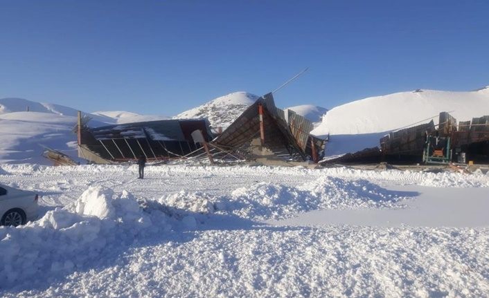 Van'da kar kütlesinin ağırlığına dayanamayan fabrikanın çatısı çöktü
