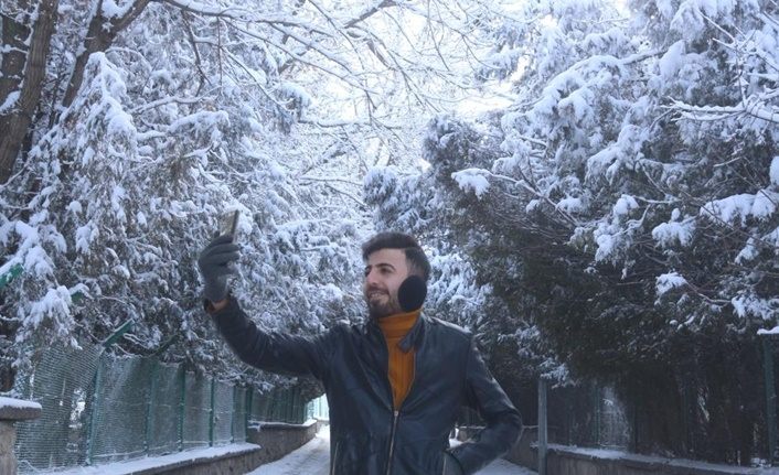 Van'da kar yağışı kartpostallık görüntüler oluşturdu