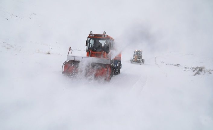 Van'da kar yağışı sonrası yol açma çalışmaları başladı