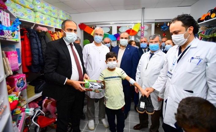 Van YYÜ'de 'Minik Hayaller Çocuk Mağazası' açıldı