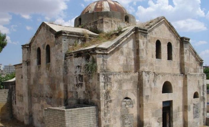 Avrupa'da İslamofobi artıyor, Türkiye'de kilise ve sinagoglar restore ediliyor