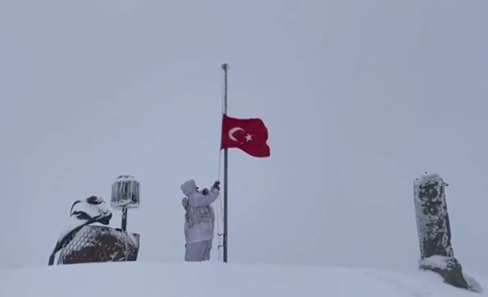 Dalgalan şanlı bayrak! Mehmetçik, Çukurca'da bayrak değişiminde