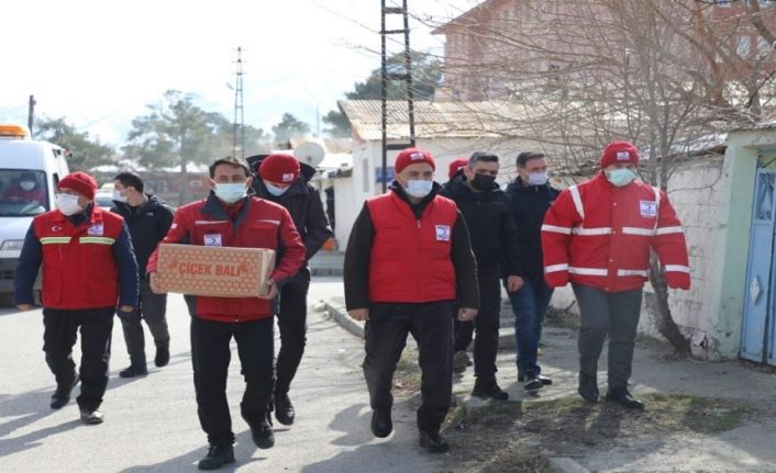 Erzincan'da Türk Kızılayı gıda kolisi dağıttı