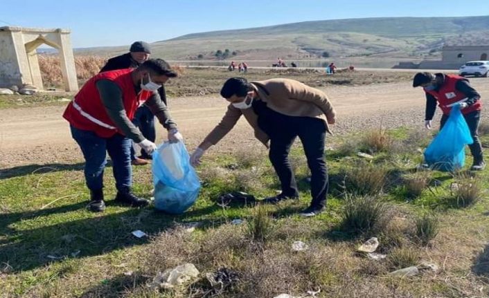 Kilis'te gönüllü gençler Seve Barajı'nda temizlik yaptı