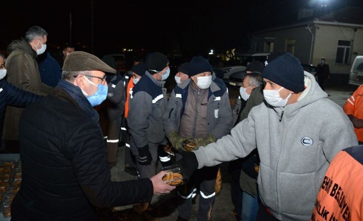 Kırşehir'de Başkan Ekicioğlu, gece mesaisi yapan personelinin kandilini kutladı