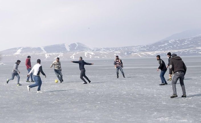 Nazik Gölü dondu, gençler üzerinde futbol oynadı