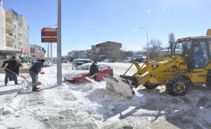Sivas Gürün'de ekipler yolları kardan temizliyor