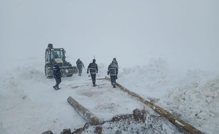 Van'da ekiplerin, yoğun kar yağışı ve fırtınada zorlu mücadelesi