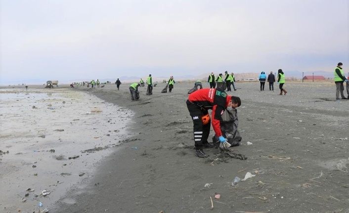 Van Gölü sahili temizliğine yüzlerce kişi katıldı