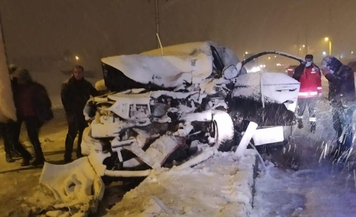 Bitlis'te otomobil, TIR'la çarpıştı: 1 ağır yaralı