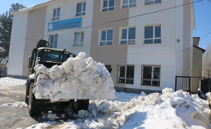 Bitlis'teki okulların bahçeleri kardan temizleniyor