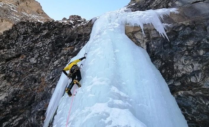 Erek Dağı buz şelalesine tırmanış