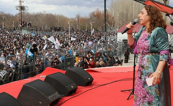 Gel de dokunma! Van'daki kalabalığı görünce Öcalan'a övgüler dizen HDP'li