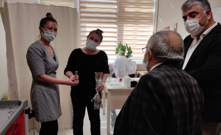 Siirt'te sağlık çalışanlarına karanfil sürprizi