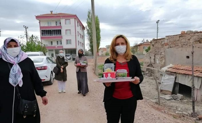 Aksaray'da AK kadınlardan bereketi paylaşıyor