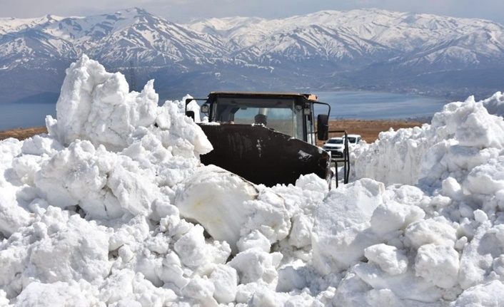 Bitlis'te 10 metre karla mücadele çalışması
