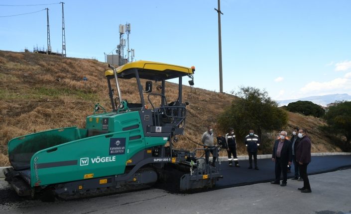 İzmir Karabağlar’da asfalt son teknoloji araçlarla seriliyor