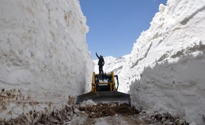 Kar kalınlığı iş makinelerinin boyunu aştı! Hakkari'de 8 metre karla mücadele