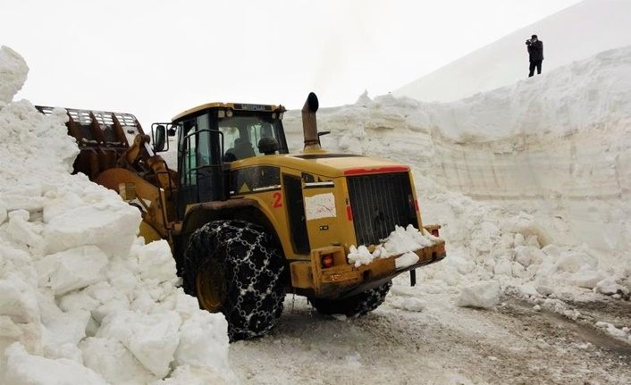 Muş'ta baharda 10 metre karla mücadele