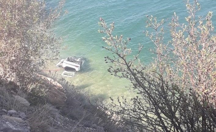 Van'da feci kaza! Otomobil Van Gölü'ne uçtu! Yaralılar var