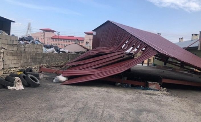 Van'da şiddetli fırtına çatıları uçurdu, araçlara hasar verdi