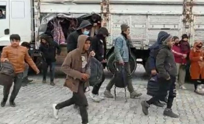 Van'da TIR'ın dorsesinde yüzlerce düzensiz göçmen yakalandı