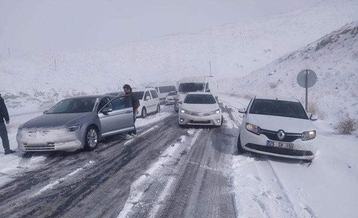 Van'da yoğun kar yağışı! Onlarca araç mahsur kaldı