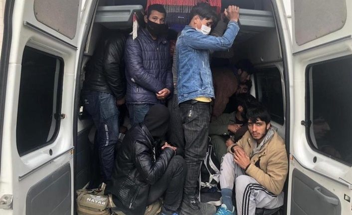 Van üzerinden Ankara'ya insan sevkiyatı! Araçtan 40 düzensiz göçmen çıktı