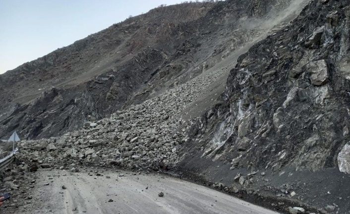 Van-Yüksekova karayoluna tonlarca ağırlıktaki kayalar düştü