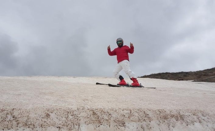 Bitlis'te mayıs ayına rağmen kayak keyfi devam ediyor
