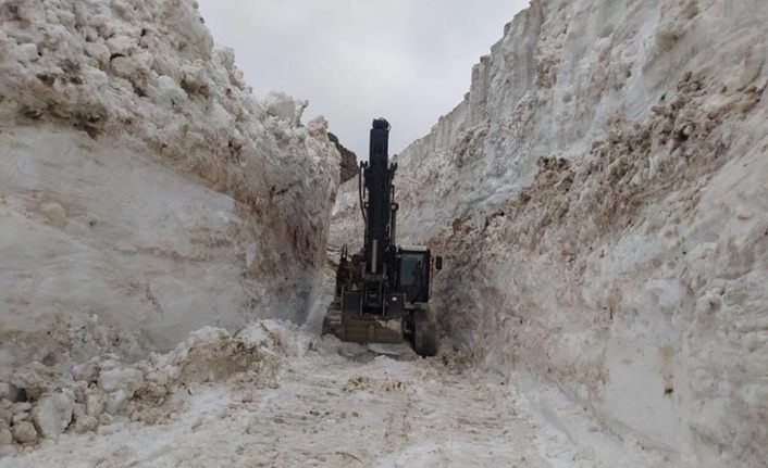 Kar boyu iş makinalarını aşıyor! Hakkari'de 8 metre karla mücadele