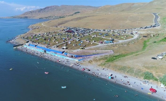 Türkiye'de tek ve ilk! Van Gölü'nün mavi bayraklı plajı berraklığını koruyor