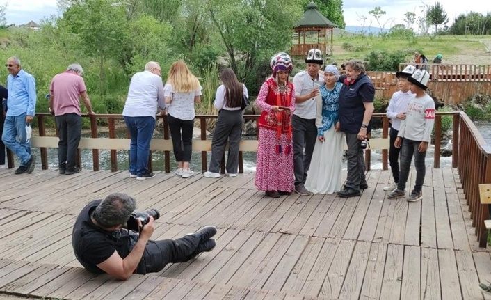 Usta fotoğrafçılar Van'da inci kefallerini görüntüledi