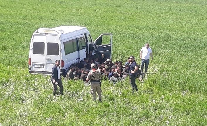 Van'da kaçak göçmenleri taşıyan minibüs kaza yaptı: 4 yaralı