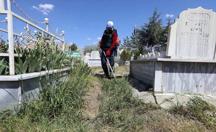 Van'da mezarlıklar hem temizleniyor hem de onarılıyor