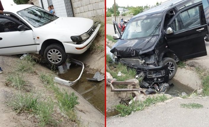 Van'da otomobille minibüs çarpıştı: 4 yaralı
