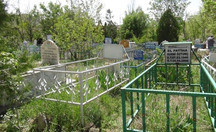 Van'da ziyaretçi akınına uğrayan mezarlıklar boş kaldı
